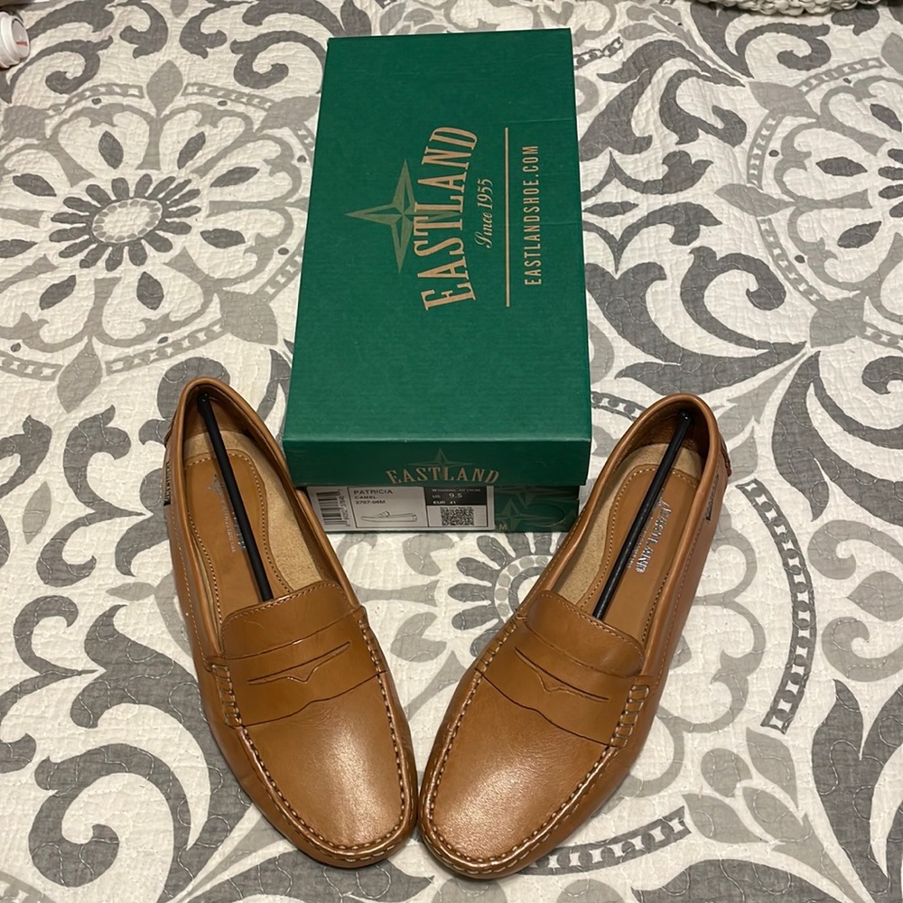 NIB Eastland Patricia Loafers in Camel SZ 9.5